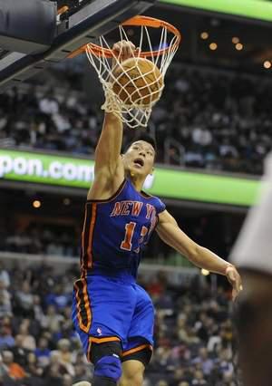 Knicks point guard Jeremy Lin dunks the ball during the second half of a 107-93 victory over the Wizards in Washington.