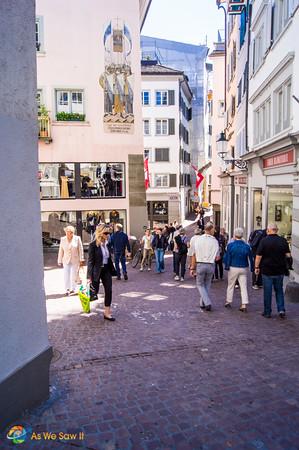 Warm weather in Zurich brings out tourists and locals.