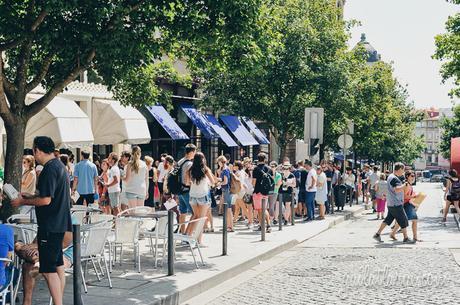 summer queues in front of Livraria Lello & Irmão, Porto