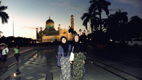Lilpink Travels: The Majestic Omar Ali Saifuddin Mosque