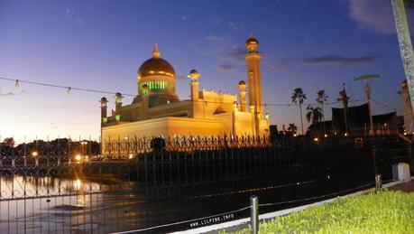 Lilpink Travels: The Majestic Omar Ali Saifuddin Mosque