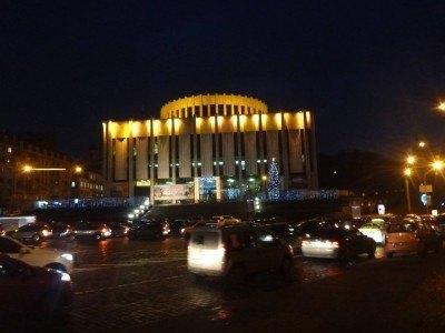Backpacking in Ukraine: Getting A Free Night Tour of Kiev Yevropeiska Square