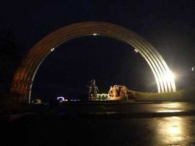 Backpacking in Ukraine: Getting A Free Night Tour of Kiev Friendship Arch by night
