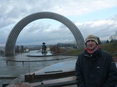 Backpacking in Ukraine: Getting A Free Night Tour of Kiev Friendship Arch by day
