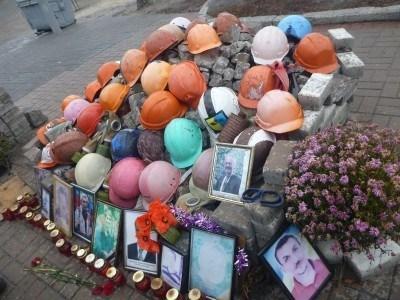 Backpacking in Ukraine: Getting A Free Night Tour of Kiev Memorials on the avenue of the revolution
