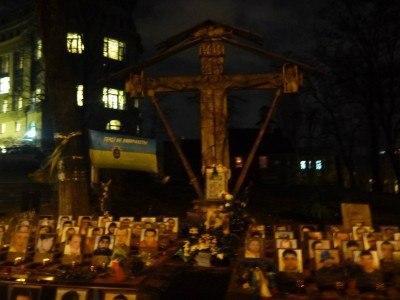 Backpacking in Ukraine: Getting A Free Night Tour of Kiev Memorials by night on Instytutska Street - avenue of the revolution 2014