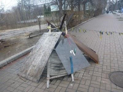 Backpacking in Ukraine: Getting A Free Night Tour of Kiev Memorials on the avenue of the revolution
