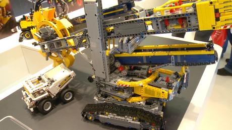 Huge Lego Tehcnic excavator heads up 2016 line-up