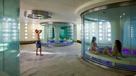 Thermae Bath Spa, Britain' s only natural thermal spa, located in the historic city of Bath, offers traditional and state-of-the-art spa facilities.