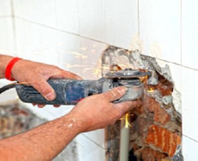 When & How to Hire A Plumber plumber-conducting-bathroom-repairs
