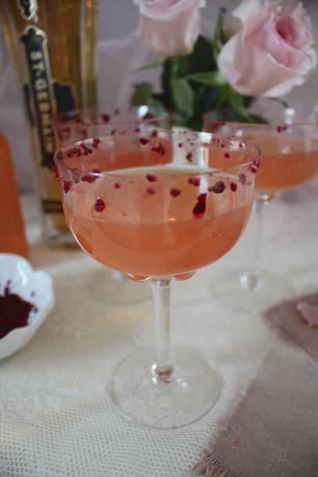 Grapefruit Elderflower Fizz Cocktail