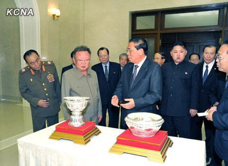 Lao President Choummaly Sayasone presents gifts to Kim Jong Il during a September 2011 visit (Photo: NK Leadership Watch file photo/KCNA).