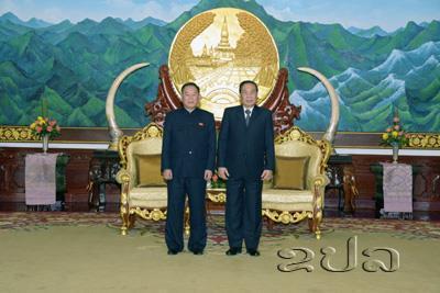 Kim Yong Chol (left) poses for a commemorative photo with Lao President Choummaly Sayasone (right) in Vientiane on February 12, 2016 (Photo: KPL).