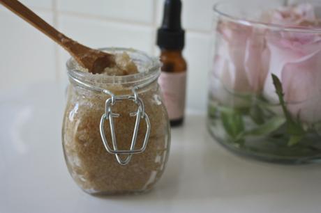 How To: All Natural Exfoliating Lip Scrub