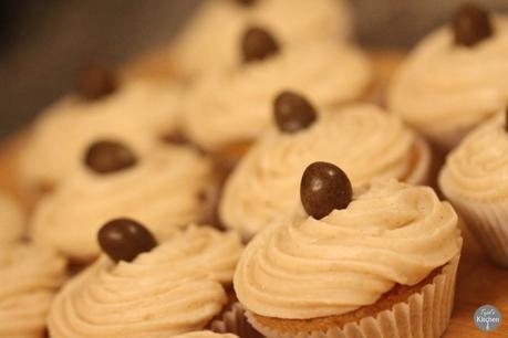 Pumpkin Spiced Cupcakes with Cinnamon Cream Cheese Frosting