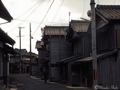 穏やかな入江をのぞむ舟屋のまちなみ、伊根 / Ine, funayas are built at the water’s edge.
