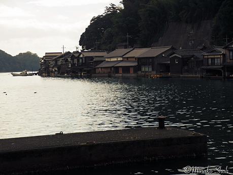 穏やかな入江をのぞむ舟屋のまちなみ、伊根 / Ine, funayas are built at the water’s edge.