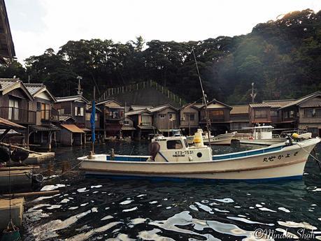 穏やかな入江をのぞむ舟屋のまちなみ、伊根 / Ine, funayas are built at the water’s edge.
