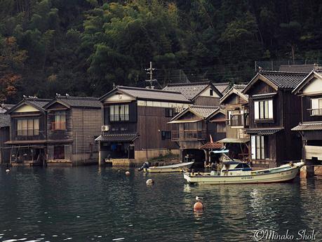 穏やかな入江をのぞむ舟屋のまちなみ、伊根 / Ine, funayas are built at the water’s edge.