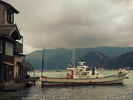 穏やかな入江をのぞむ舟屋のまちなみ、伊根 / Ine, funayas are built at the water’s edge.