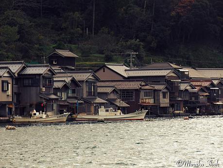穏やかな入江をのぞむ舟屋のまちなみ、伊根 / Ine, funayas are built at the water’s edge.