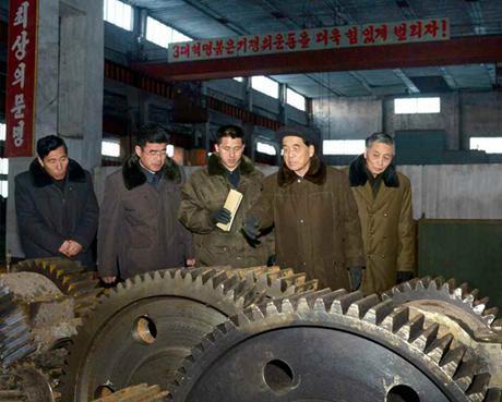 Pak Pong Ju tours Ryongso'ng Machine Complex in Hamhu'ng South Hamgyo'ng Province (Photo: Rodong Sinmun).