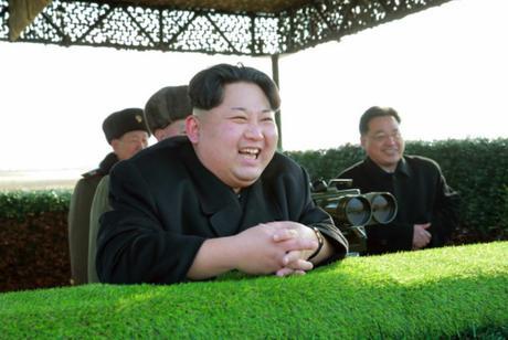 Kim Jong Un observes the test of anti-tank weapons (Photo: Rodong Sinmun).