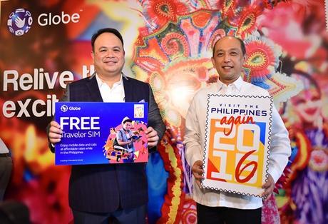 Forging the partnership between Globe Telecom and the Tourism Promotions Board to offer the Globe Traveler SIM for free to tourists and balikbayans are Globe SVP Nikko Acosta and TPB COO Domingo Enerio III