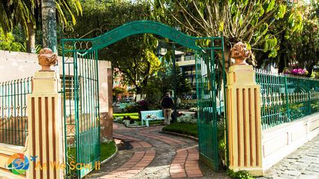 Parque Palomino Flores entrance gate.