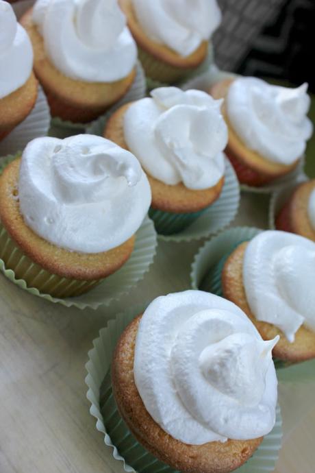 These tres leches cupcakes are the perfect cupcake for your Easter or Pascua celebration! They are light, moist and so insanely delicious!  #SweeterPascua #MyColectiva #ad