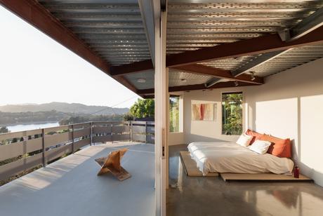 Indoor-outdoor bedroom of prefab Los Angeles home by Marbletecture.