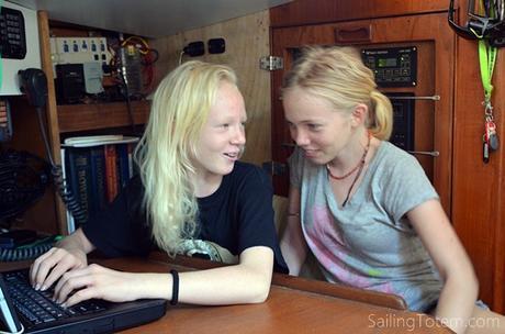 girls computer navigation