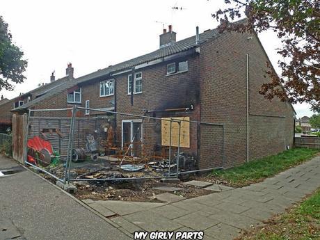 Fire damaged house, Skelmersdale Walk, Bewbush, Crawley (Robin Webster) / CC BY-SA 2.0