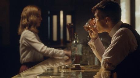 Peaky Blinders – Tommy’s Gray Striped Flannel Suit Like so many other troubled white male protagonists on modern TV, Tommy often finds himself sitting alone at the bar with a cigarette and a glass of whiskey.