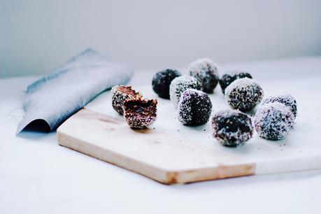 Chia + Cacao Power Balls /// (Raw) (Vegan) (Gluten-Free) (Refined Sugar-Free)