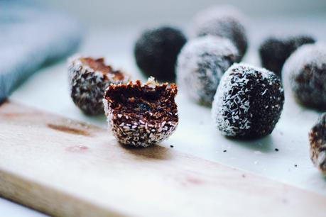 Chia + Cacao Power Balls /// (Raw) (Vegan) (Gluten-Free) (Refined Sugar-Free)