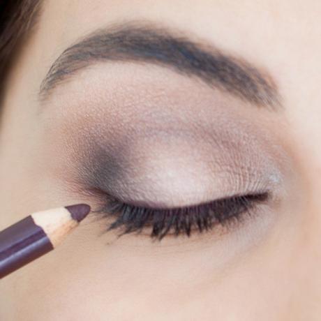 Do It Yourself: Smokey Eye Makeup for Daytime (Tutorial)