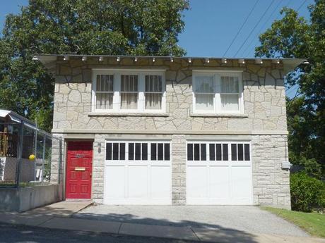 800px-Bonnie_and_Clyde_Garage_Apartment