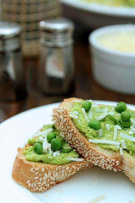 Spaghetti with Pea and Pine Nut Pesto