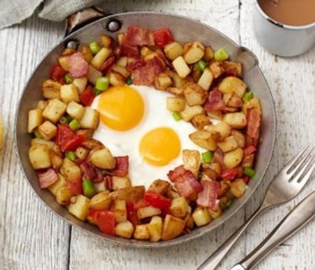 One-Pan Hash Potatoes, Bacon, Tomato and Eggs