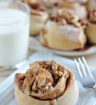 paleo breakfast cinnamon rolls featured image