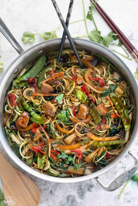 Healthy-Chicken-Chow-Mein-Zoodles-makes-the-perfect-easy-weeknight-meal2-e1457433649419
