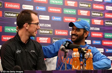 How Dhoni stumped the Press ~ that 112M hit ... thalada !!