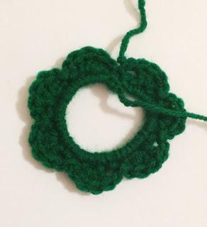 Free Crochet Pattern:  Keepsake Holiday Wreath Photo Frame Ornament