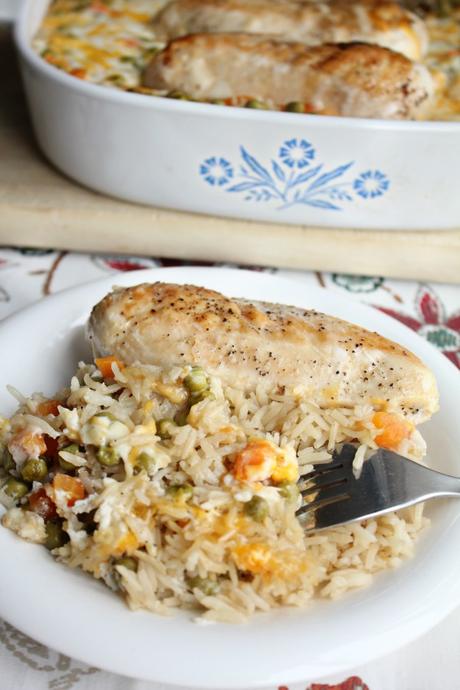 Looking for a healthier twist to a classic dish? Try this cheesy chicken with brown rice and veggie bake tonight! It's so delicious, kid-friendly and a little healthier than a traditional cheesy chicken casserole #MyNutrishDish #ad