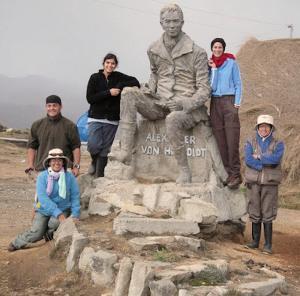  Dr. Ulloa Ulloa (front, left) and field assistants at the Humboldt statue on Chimborazo in 2009.
