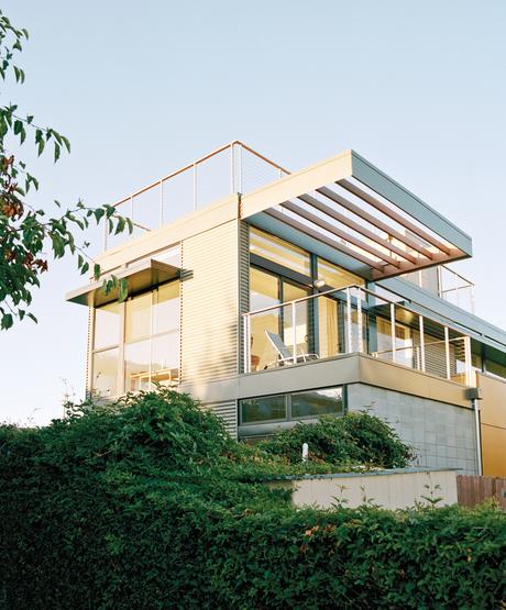 Modern net-zero prefab prototype home in Emeryville, California