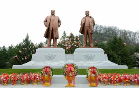 Floral baskets at the foot of statues of Kim Il Sung and Kim Jong Il at the Kunja-ri Revolutionary Site in So'ngch'o'n, South P'yo'ngan Province (Photo: Rodong Sinmun).