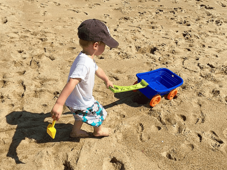 20 Easy Ways to Entertain your Toddler while Travelling