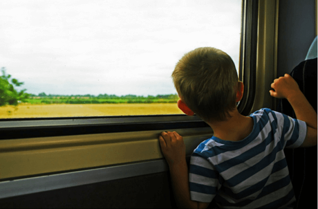 20 Easy Ways to Entertain your Toddler while Travelling